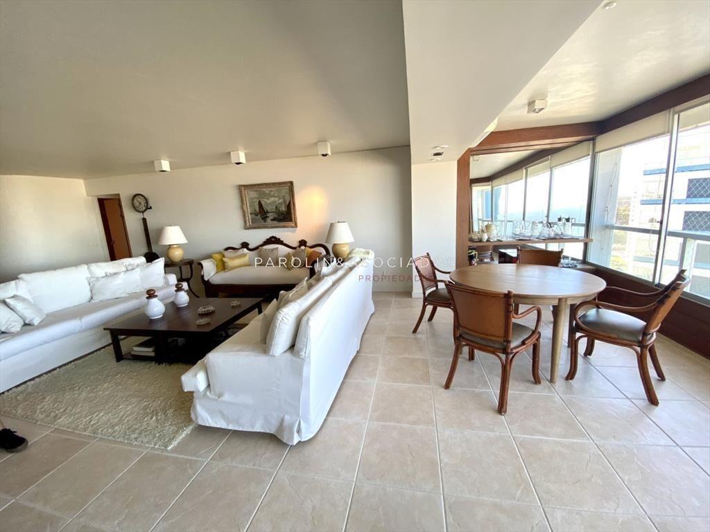 Apartamento en venta de 3 dormitorios en edificio