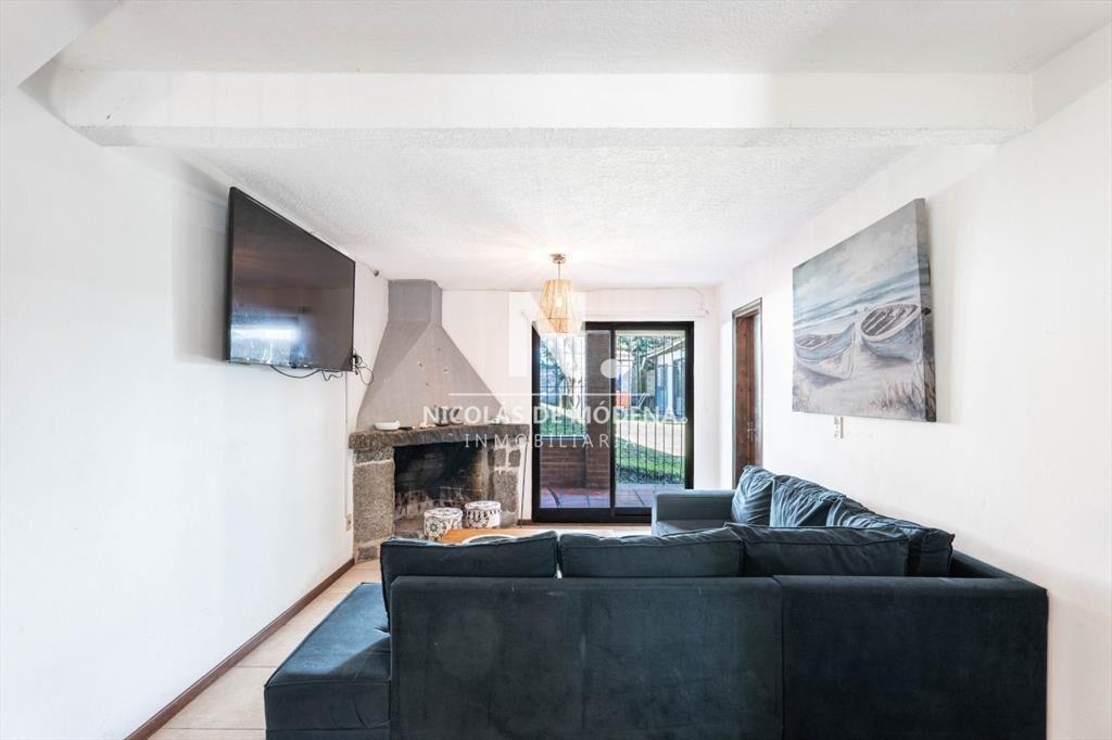 Vende casa de 4 dormitorios en Jardines de