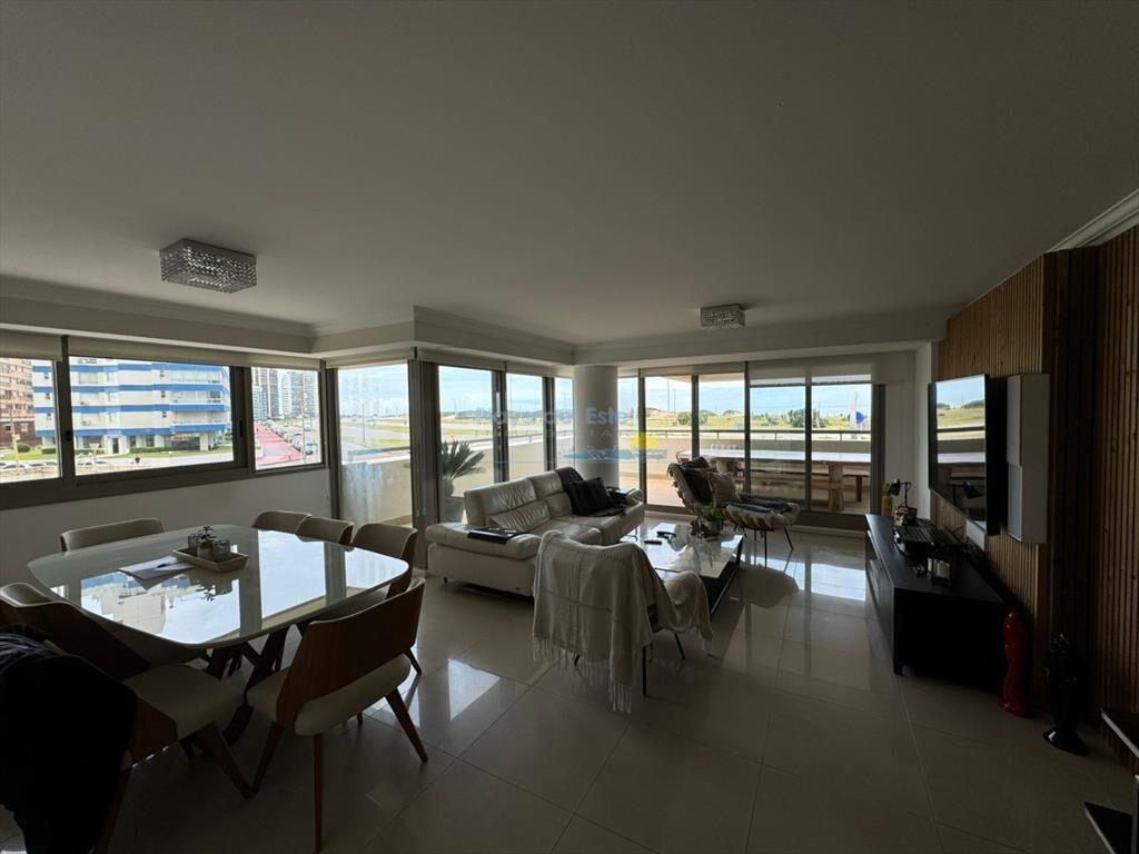 Apartamento de 4 dormitorios en Punta del este ,