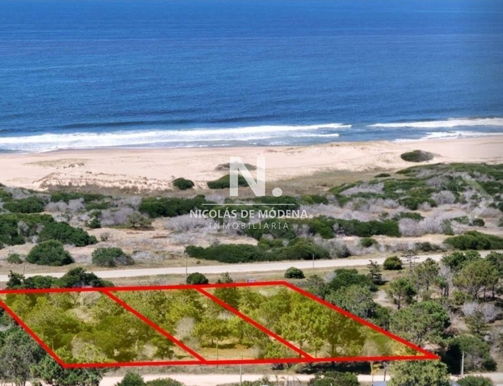 Terreno a metros del mar en Arenas de Jose de