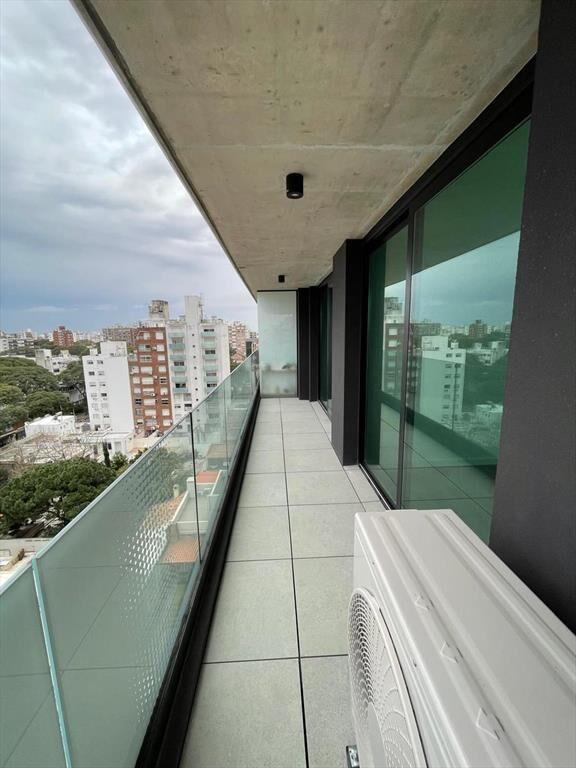 Venta Apartamento amplio 2 dormitorio, 2 baños y balcón con