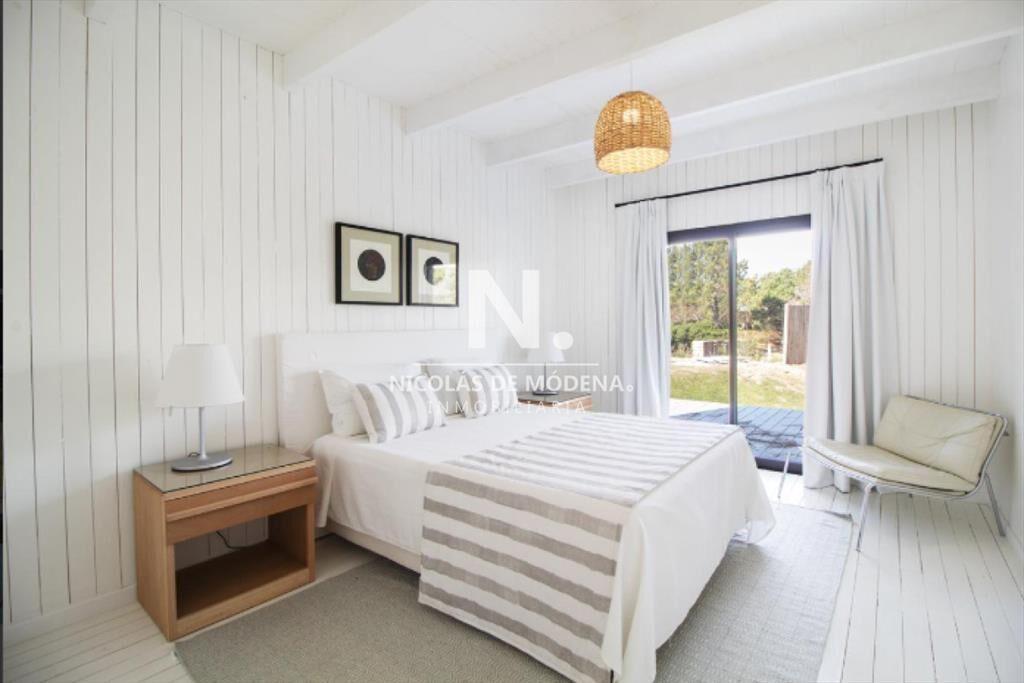 Vende casa en Laguna escondida de 4 dormitorios.