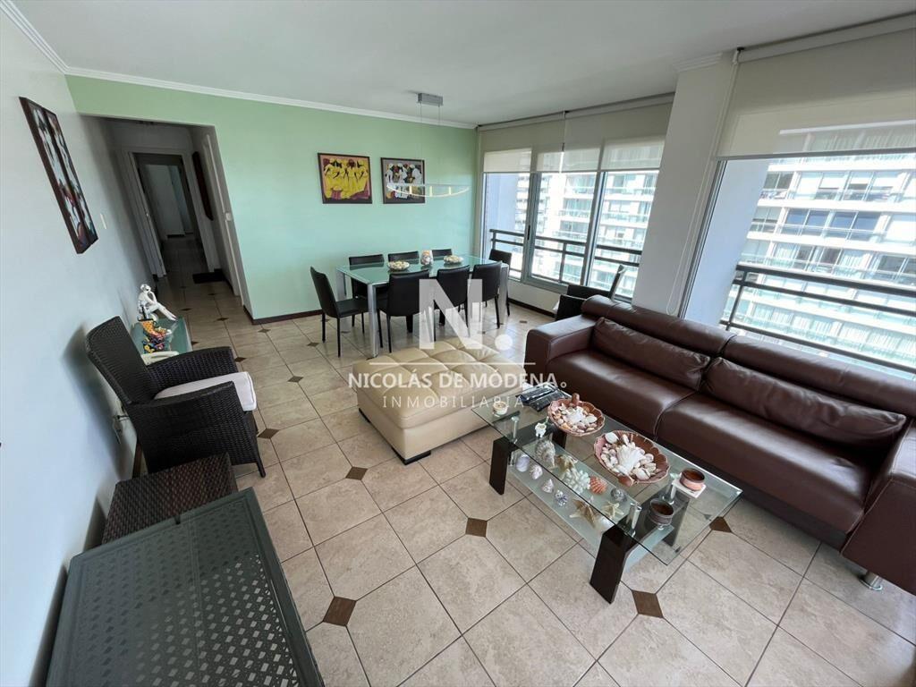 En venta apartamento de 3 dormitorios en Punta