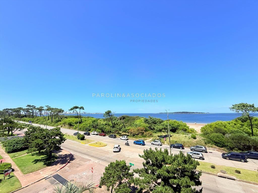 Apartamento con parrillero de 4 dormitorios al en