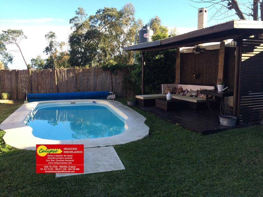 Venta de Casa con Piscina -Próxima a la Playa Mansa- Atlánt