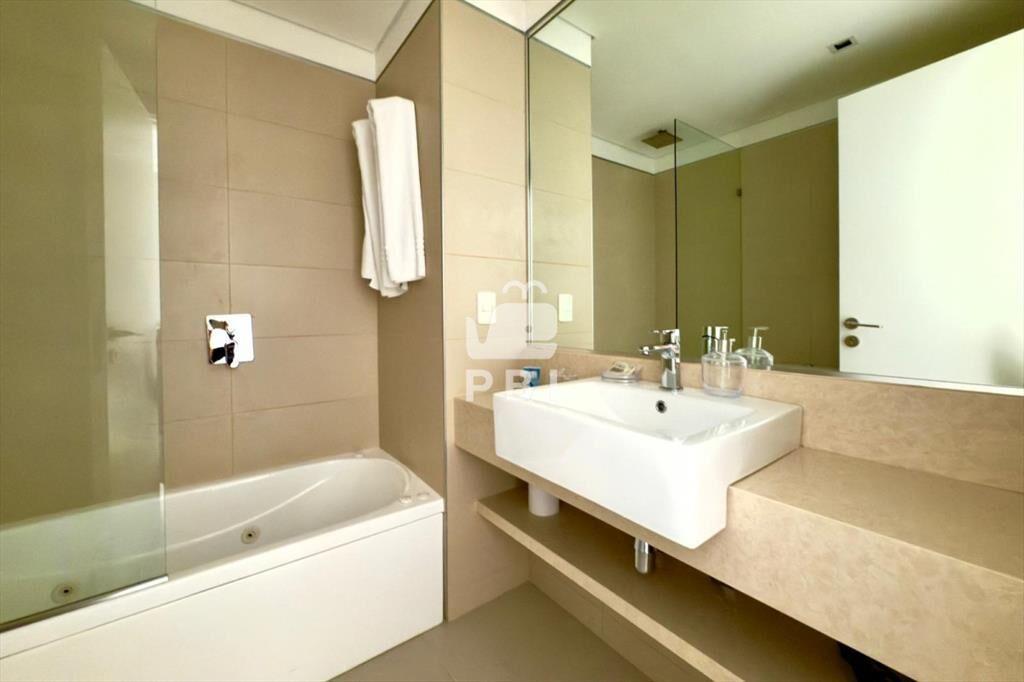 Apartamento de 2 dormitorios en Crystal Views, -