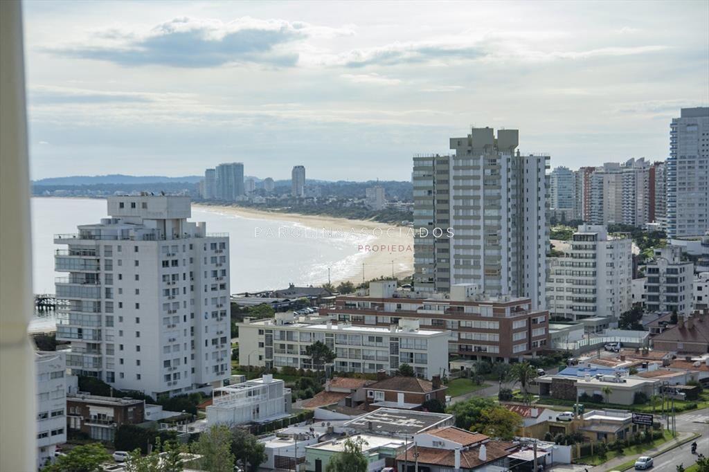 Apartamento de 2 dormitorios en edificio Punta