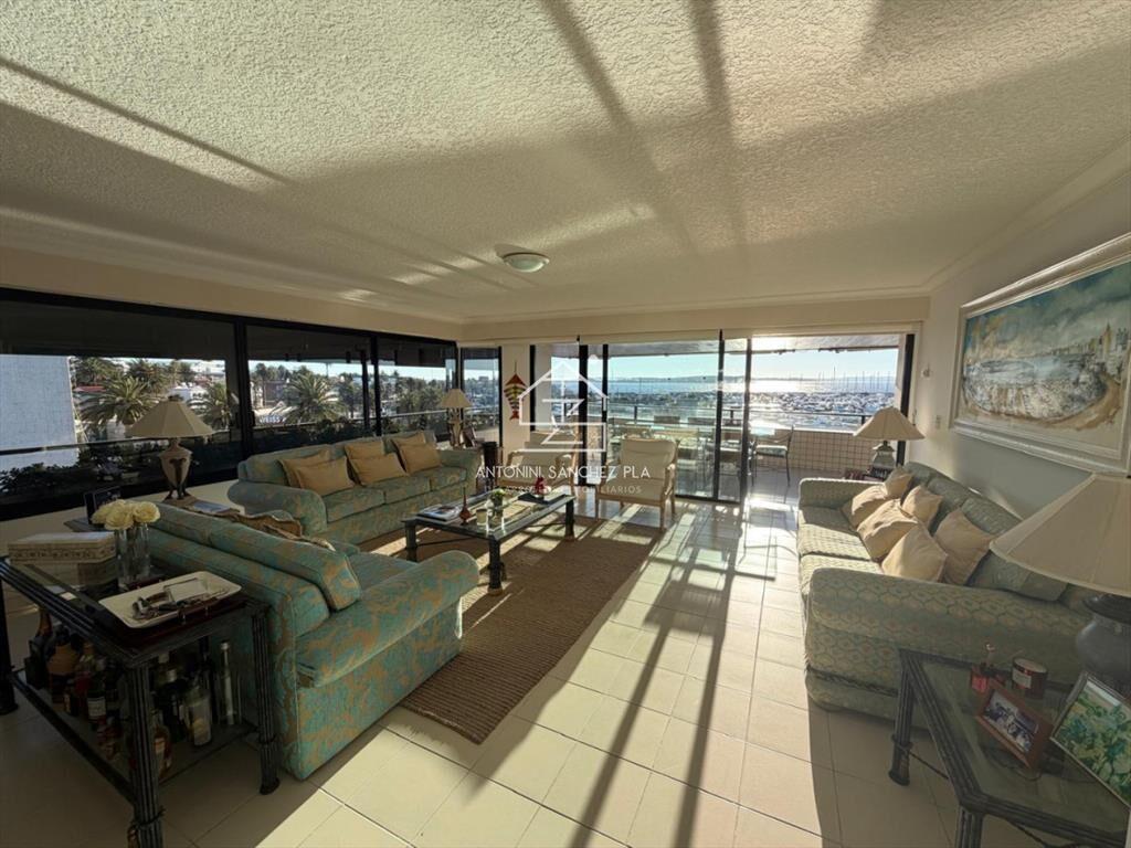 Apartamento en Venta de 3 Dormitorios en Punta del este , P