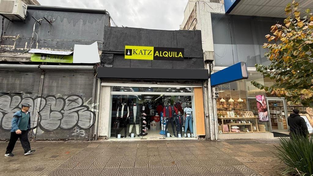 18 de julio esq Roxlo 200 m2, salón + deposito