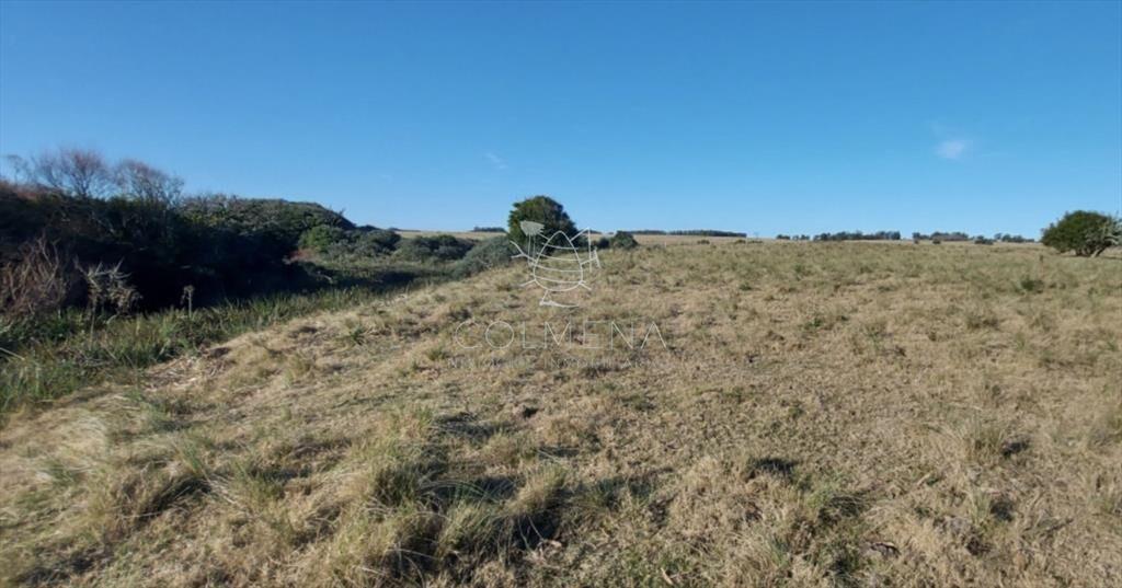 Campo en Las Garzas frente ruta y cerca del mar.