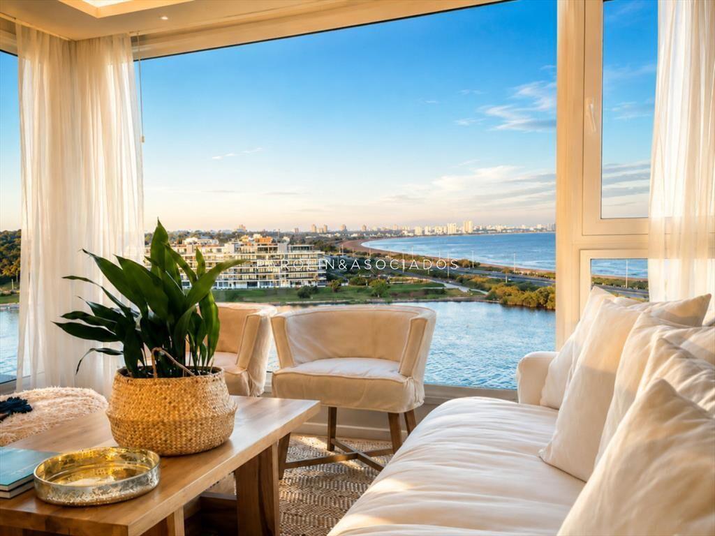 Vende apartamento con vista al mar de 3 suites,