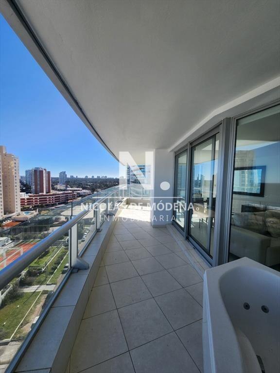 Vende apartamento de 3 dormitorios en Mansa- Punta del Este