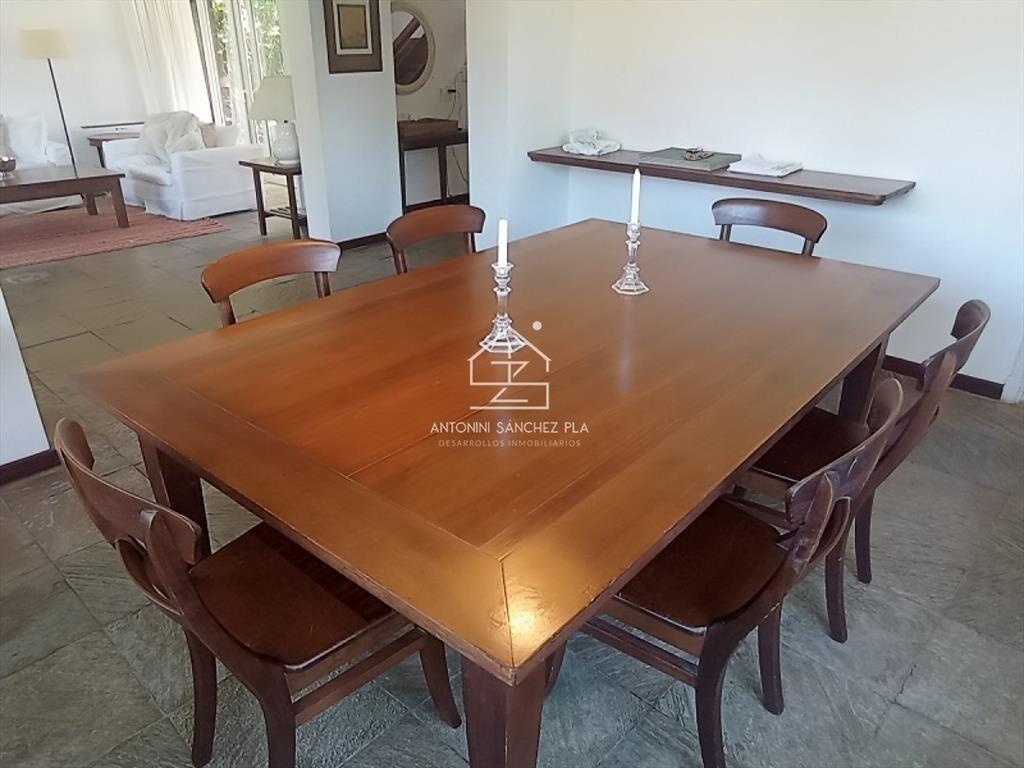 Gran casa reciclada a metros del mar con una del