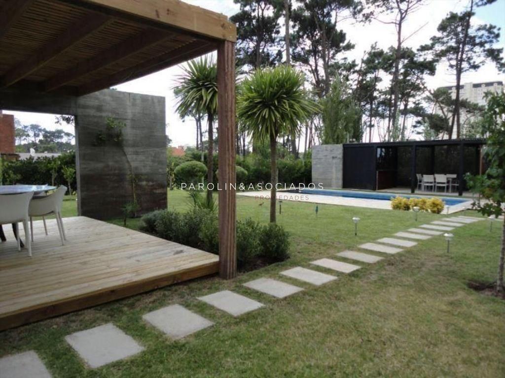 CASA DE 5 DORMITORIOS EN MANSA, PUNTA DEL ESTE