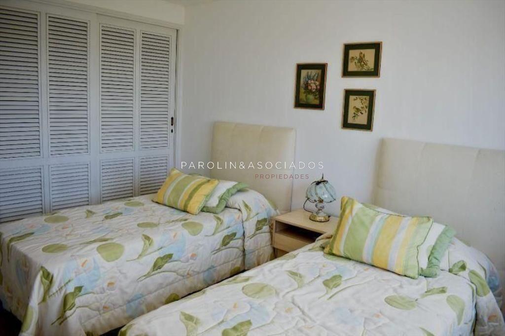 Apartamento en venta de 3 dormitorios en edificio