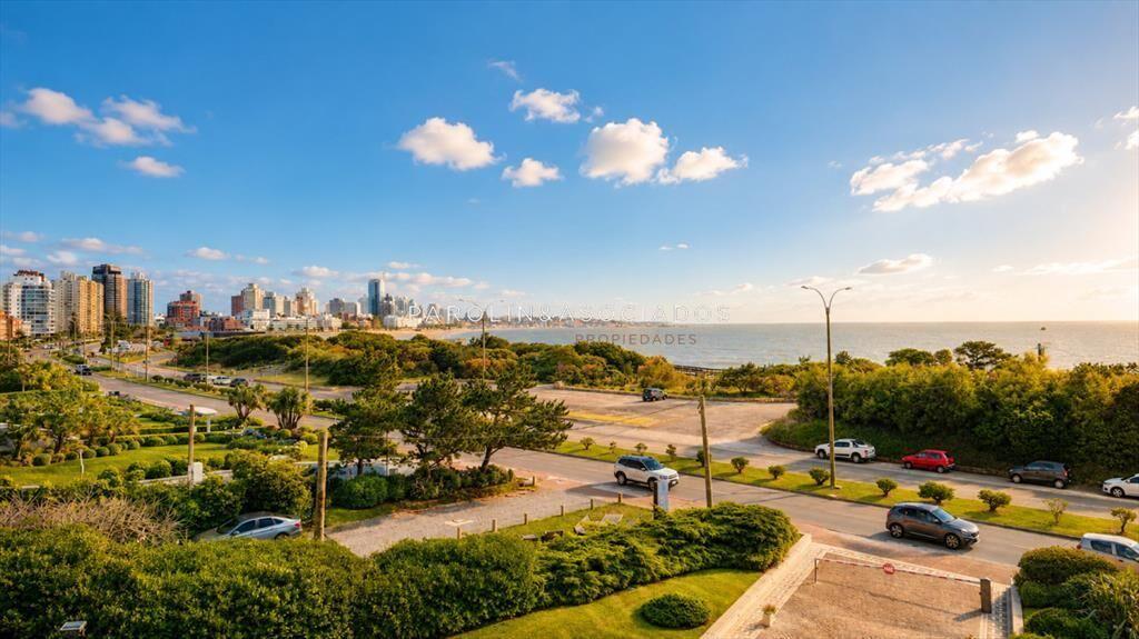 Apartamento de 3 dormitorios en venta en Coral en