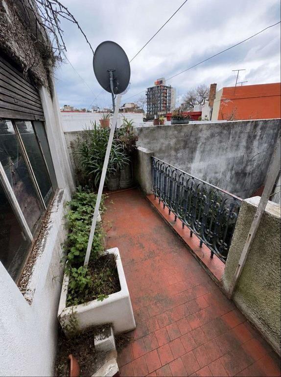CASA EN ALQUILER POCITOS, REQUIERE REPARACIONES