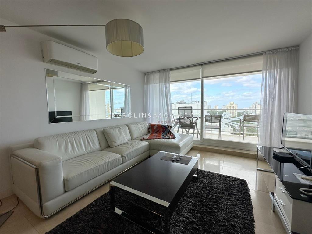 Apartamento de 1 dormitorio y medio en torre Yoo,
