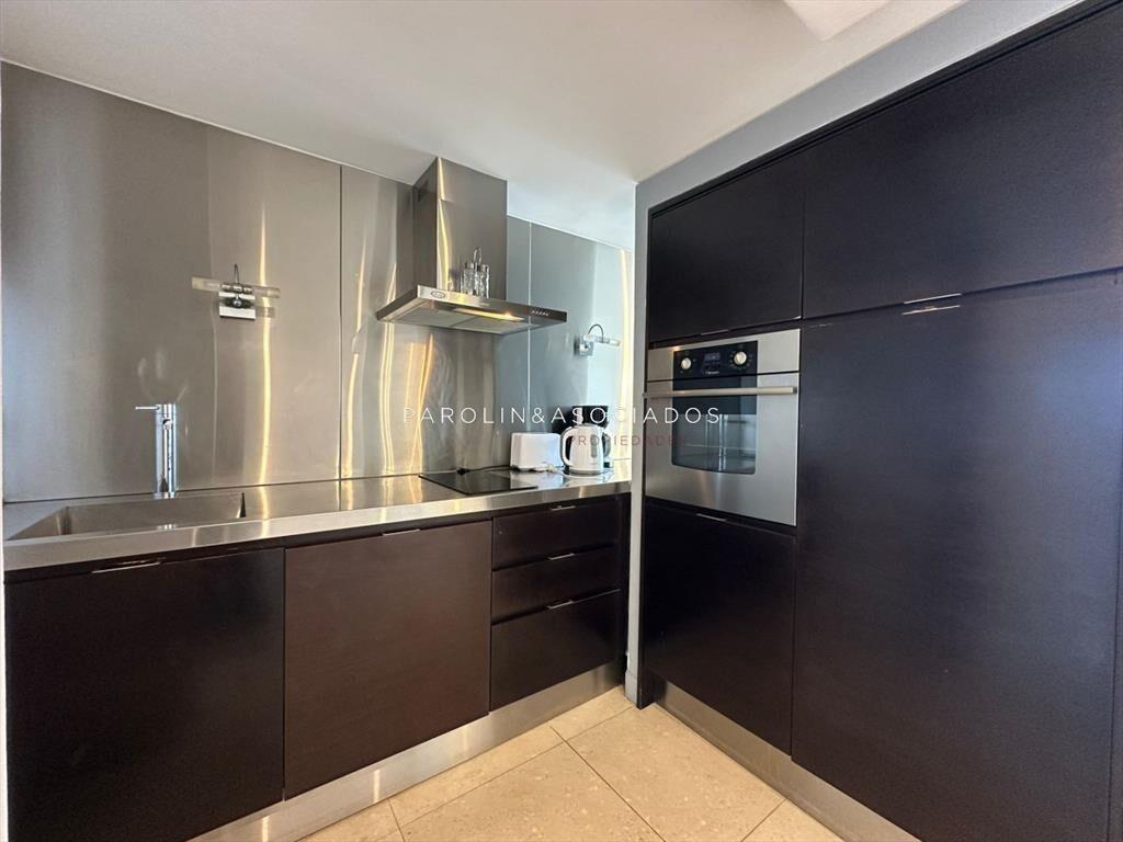 Apartamento de 1 dormitorio y medio en torre Yoo,