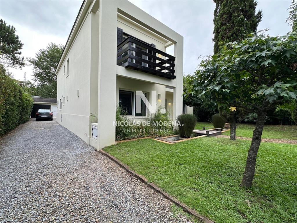 Vende impecable casa de 2 plantas, de 3 en de del