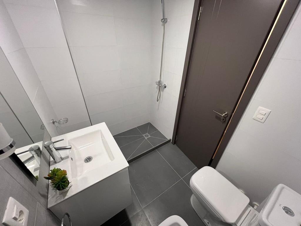 Venta apartamento al frente de 2 dormitorios y balcón en Ce