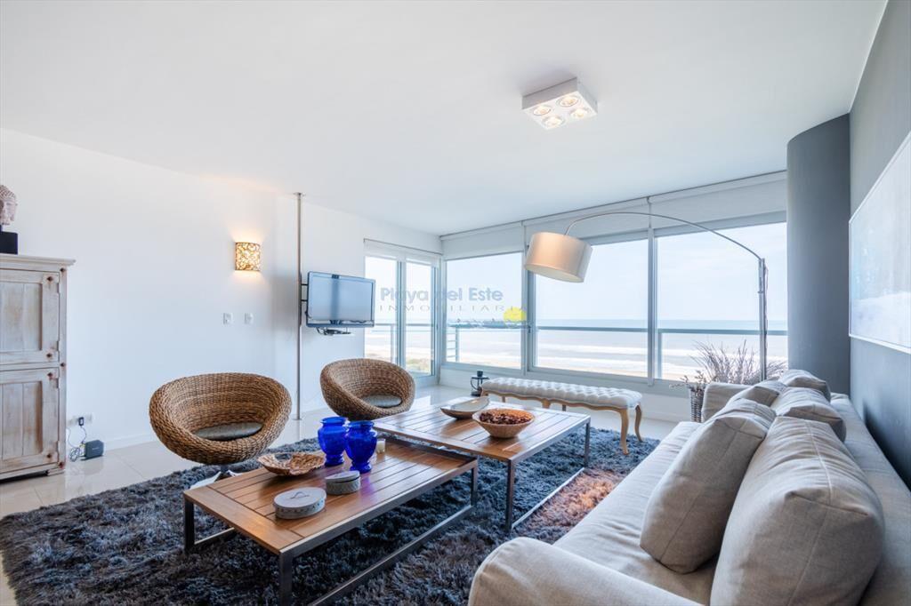 Moderno Apartamento sobre playa Brava en torre Le