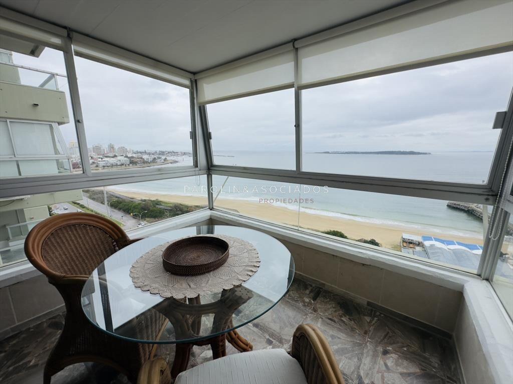 Apartamento de 3 dormitorios en venta sobre playa mansa