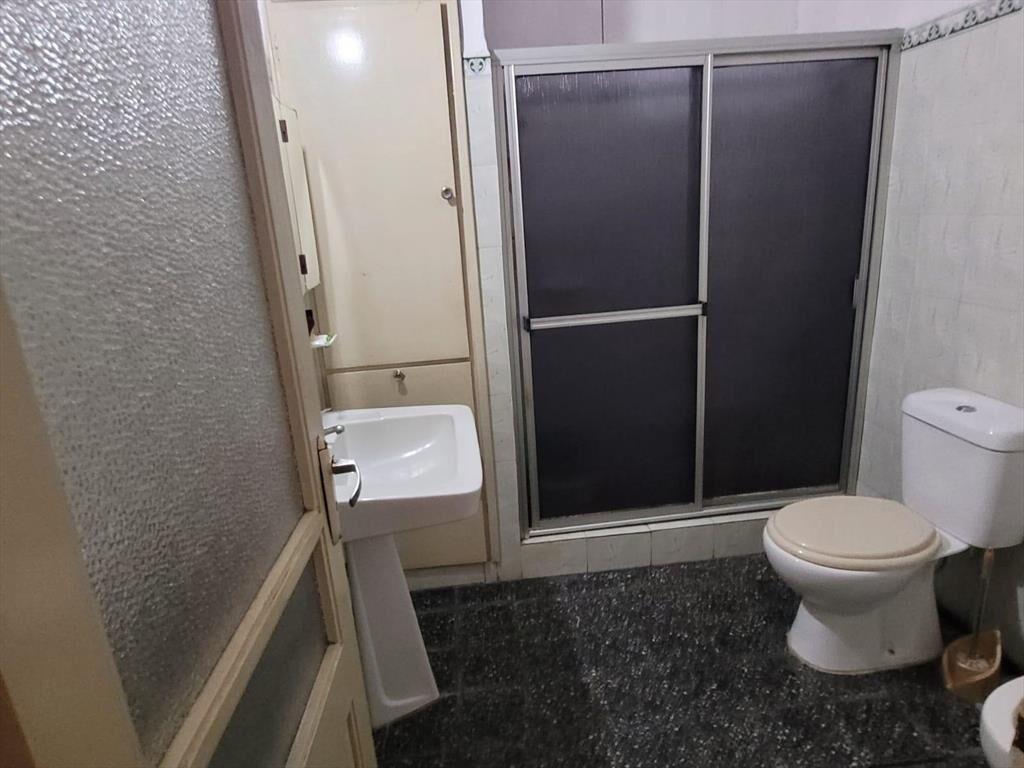 Casa, al frente, 3 dorm, garaje y patio con parrillero para