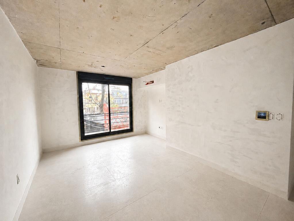 Venta apartamento 2 dormitorios con patio en Pocitos a estr