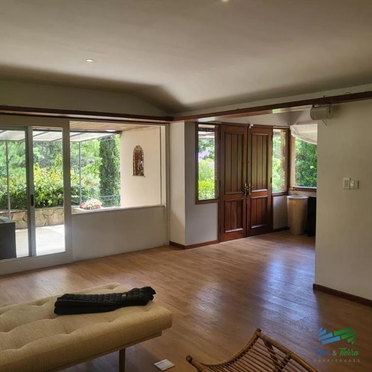 En venta casa 5 dormitorios con Apto de servicio,
