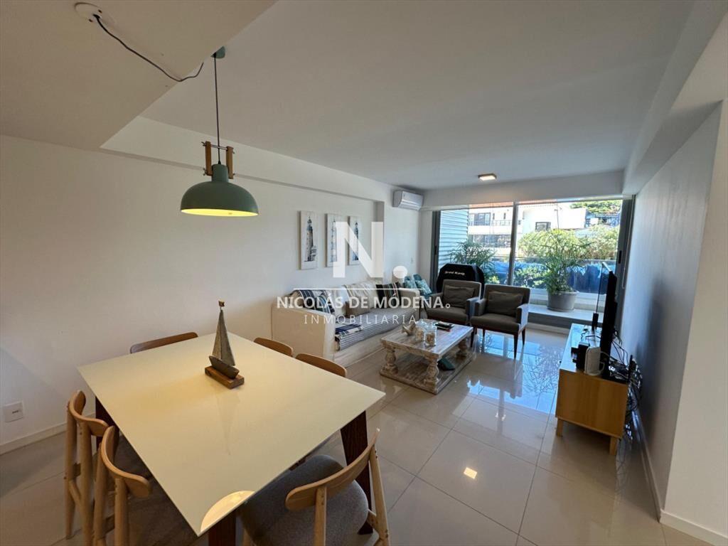 Vende en Punta del Este, apartamento de 3 dormitorios con v