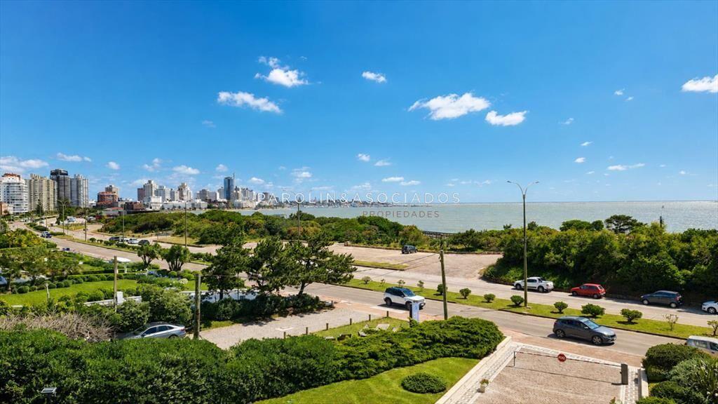 Apartamento de 3 dormitorios en venta en Coral en