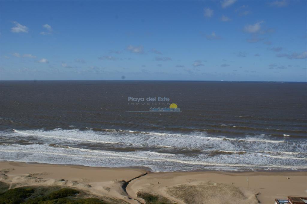 Primera línea, alta gama sobre rambla de playa brava.