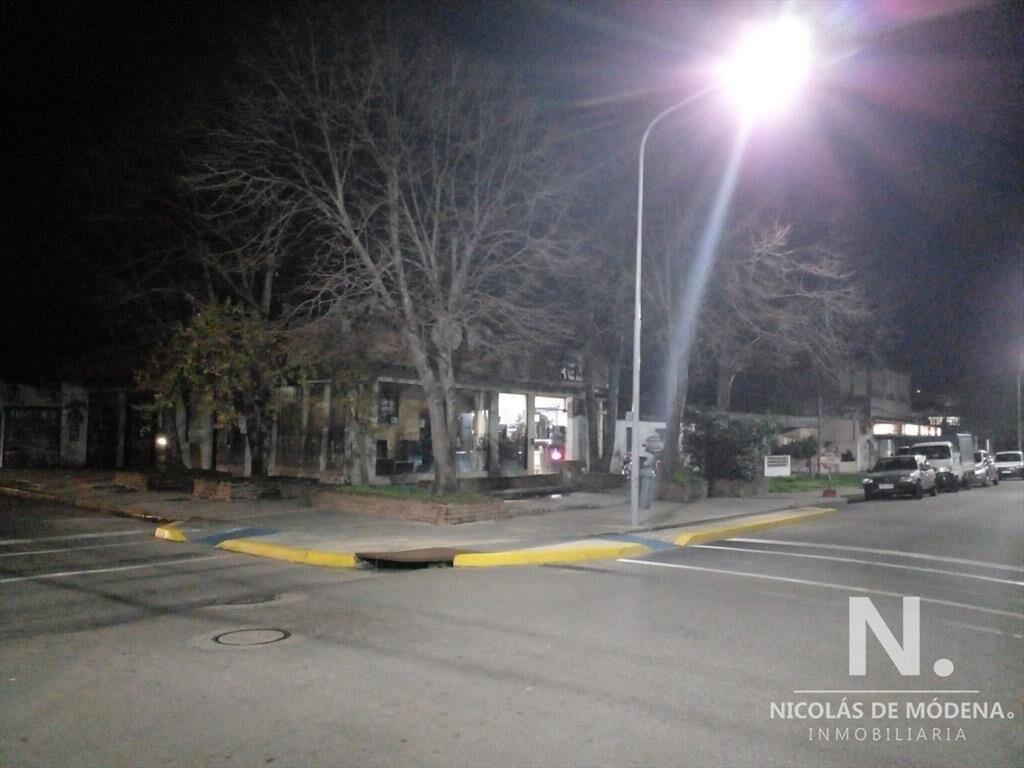 LOCALES ESQUINEROS a pasos del CENTRO DE MALDONADO.