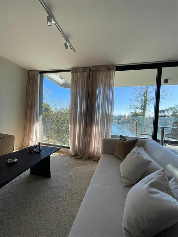 Apartamento en venta, 3 dormitorios, vista al lago y parril