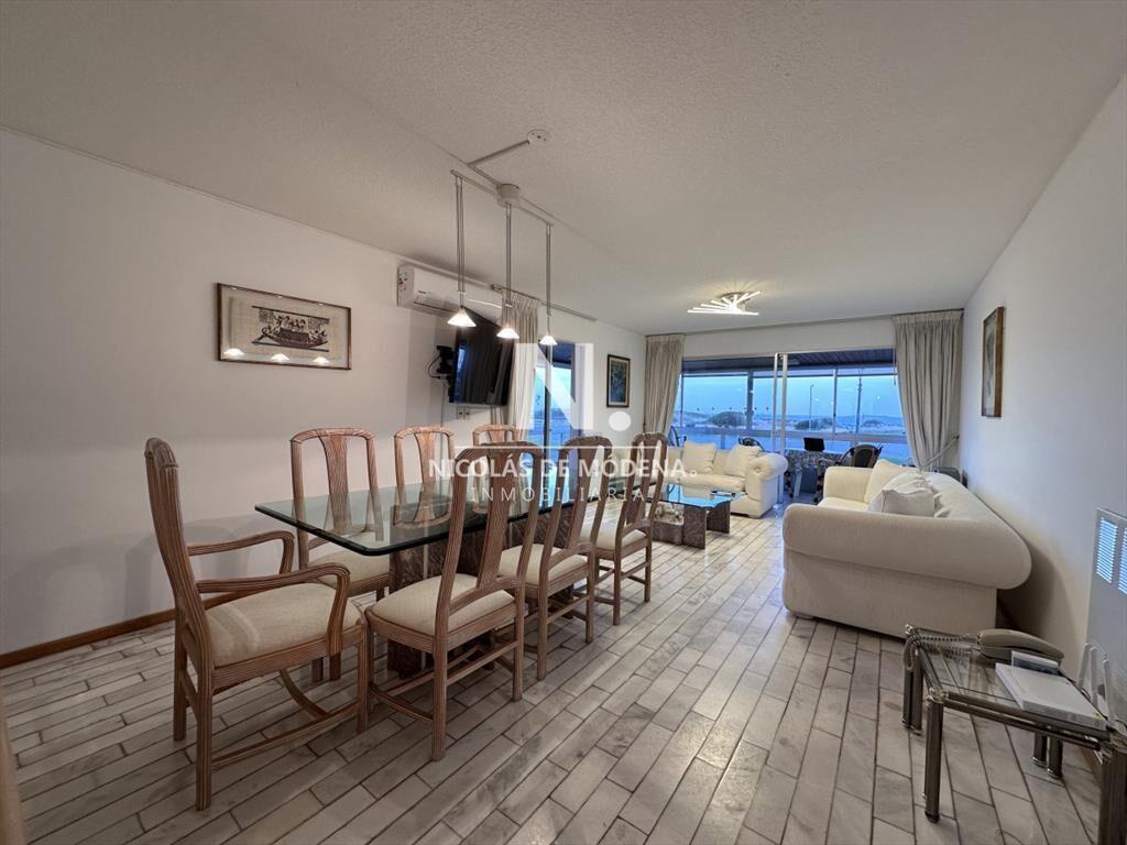 Vende apartamento de 3 dormitorios en Playa Punta