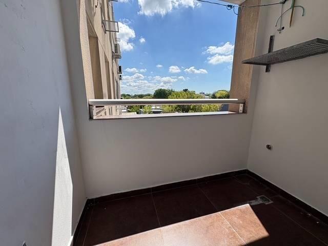 Alquiler - Apartamento con tres dormitorios y terraza en La