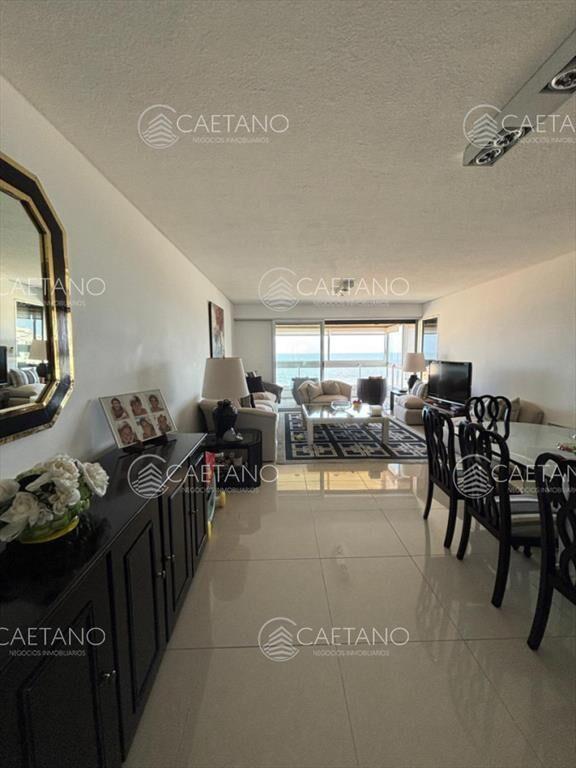 Apartamento en venta, 3 dormitorios. Primera Linea