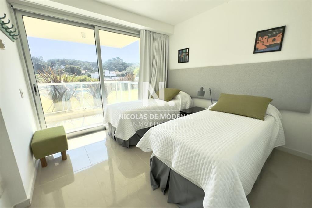 Apartamento de 3 dormitorios en alquiler Playa Brava