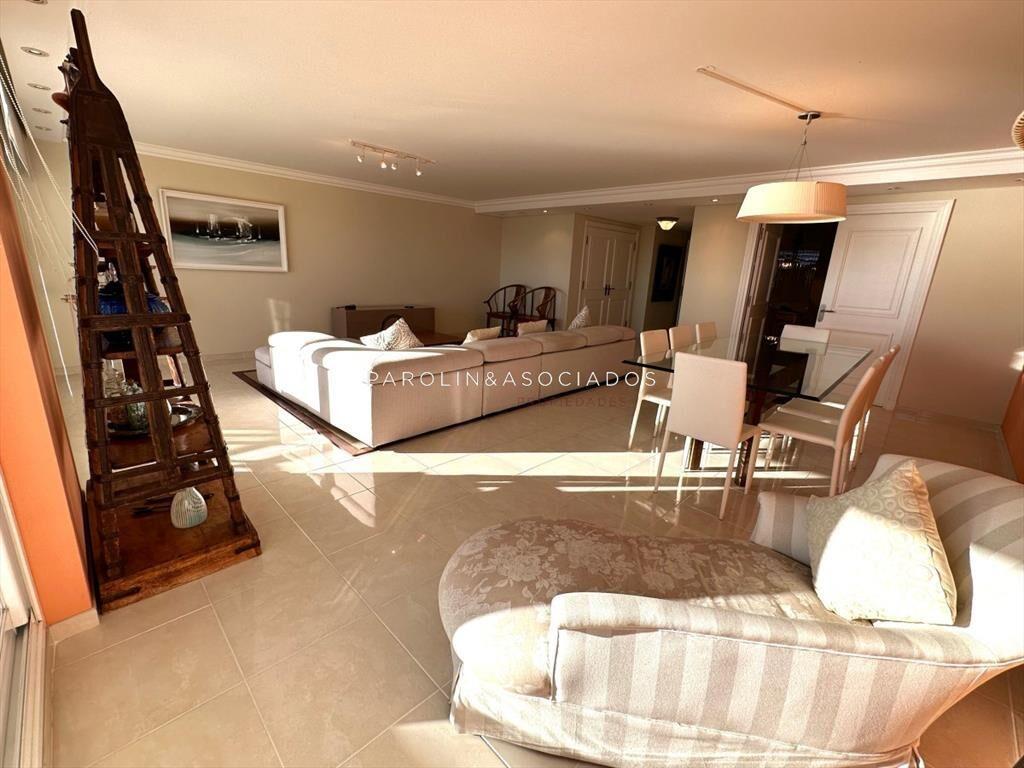 Apartamento de 4 suites en Edificio Le Jardin,