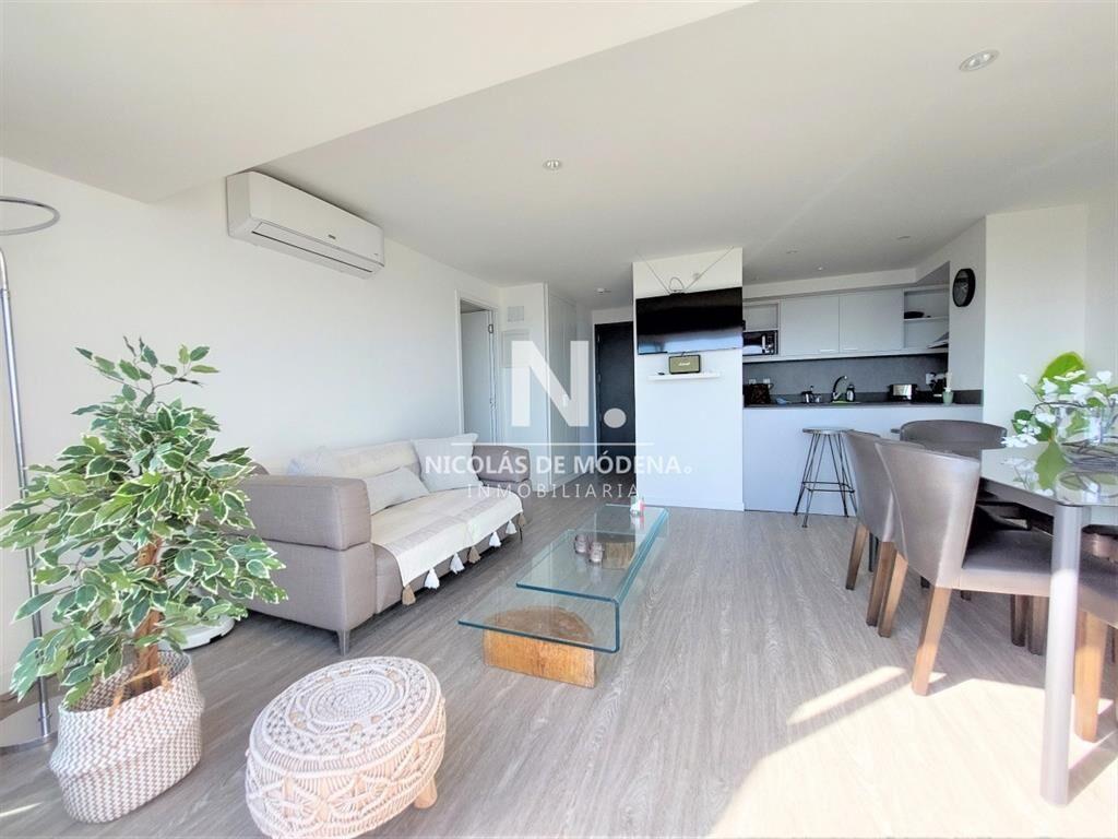 Amplio apartamento en piso alto, con excelente vista al mar