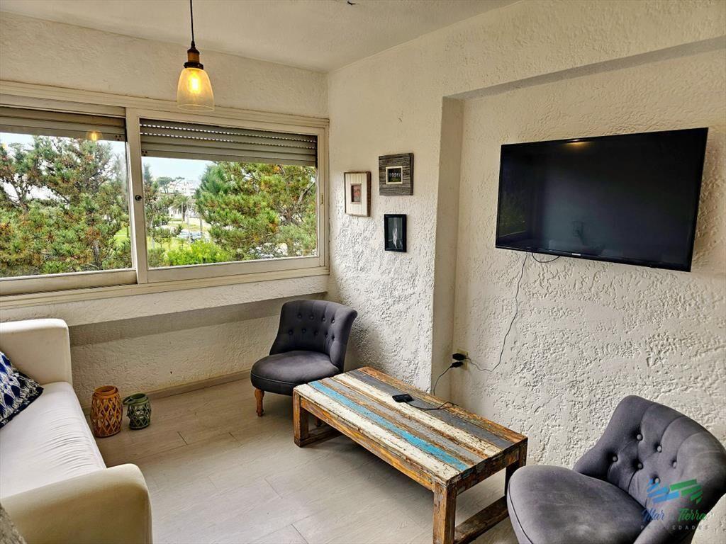 En venta apartamento 2 dormitorios con vista parcial a play