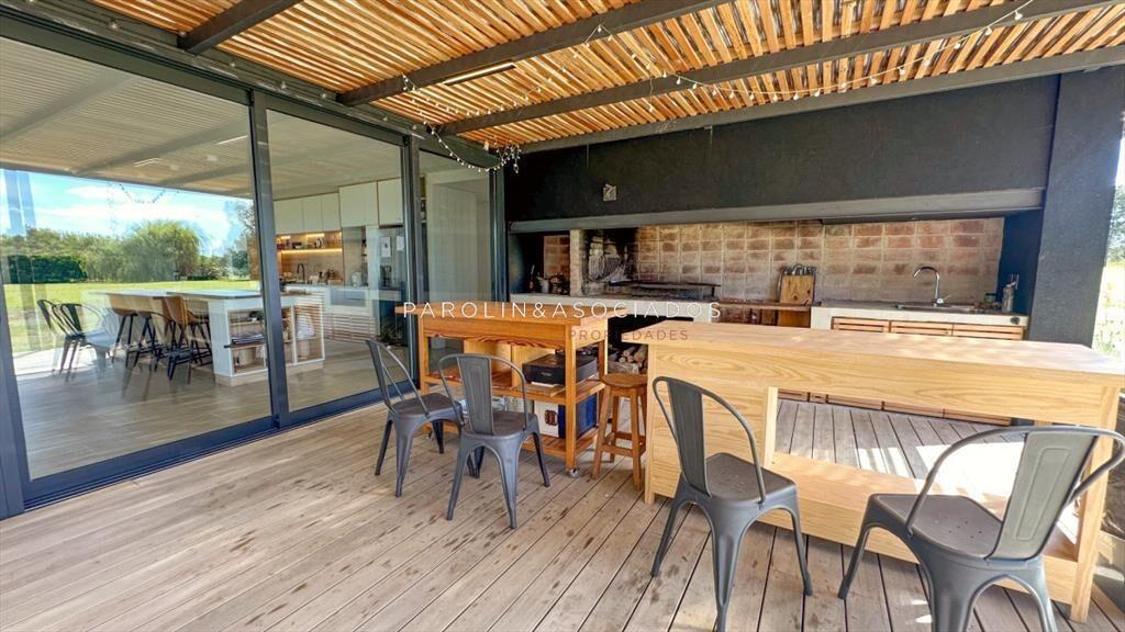 Casa en Venta de 4 dormitorios en suite, El Quijote La Barr