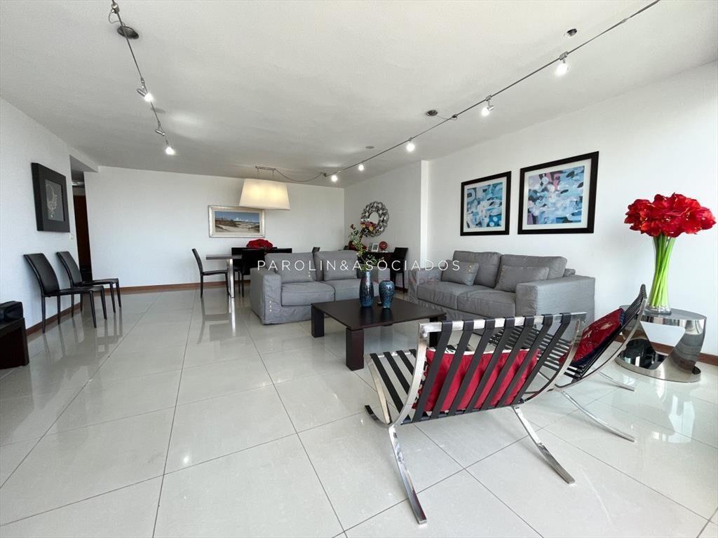 Amplio penthouse en torre 360, Punta del Este.