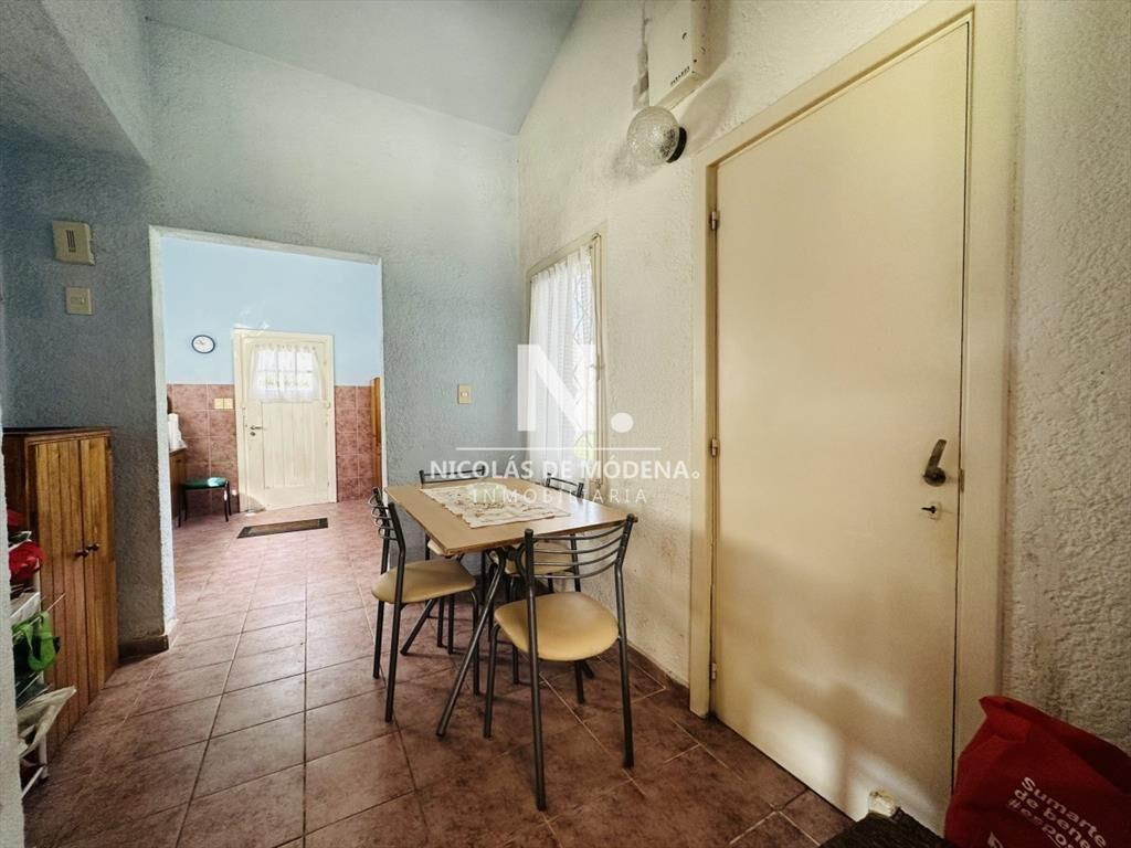 Casa de gran tamaño ubicada en agradable entorno
