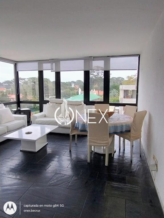 Apartamento de 2 dormitorios totalmente amueblado, con coch