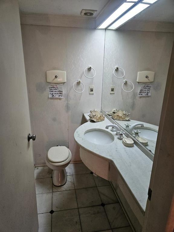 Casa proximo Puerto del Buceo y WTC, 390 m2 , terreno de 12