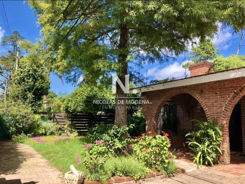 Vende casa en excelente estado, con 3 dormitorios