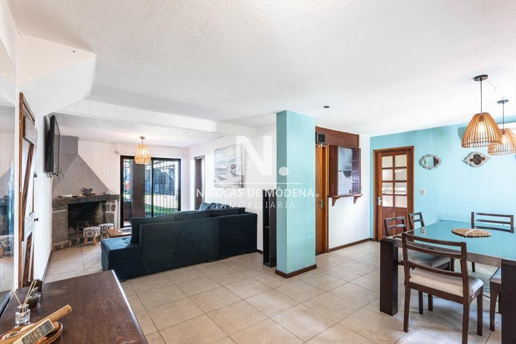 Vende casa de 4 dormitorios en Jardines de