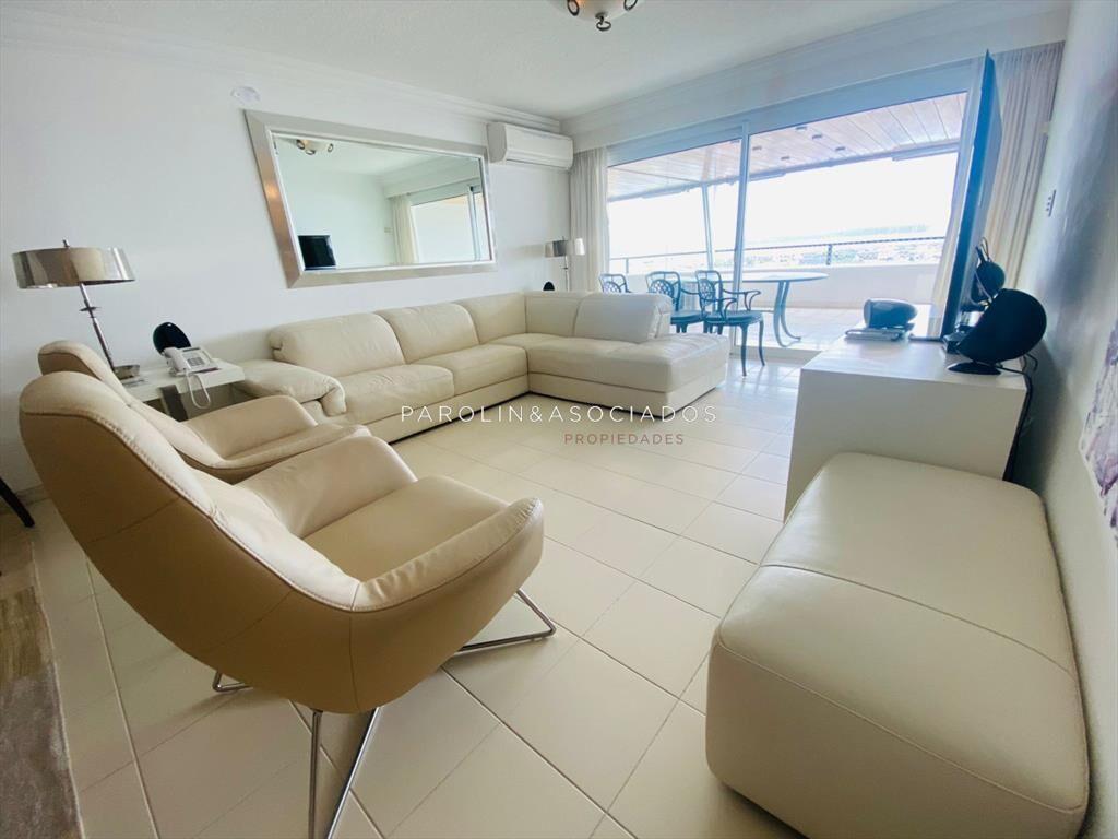 Apartamento de 3 dormitorios en venta en Punta
